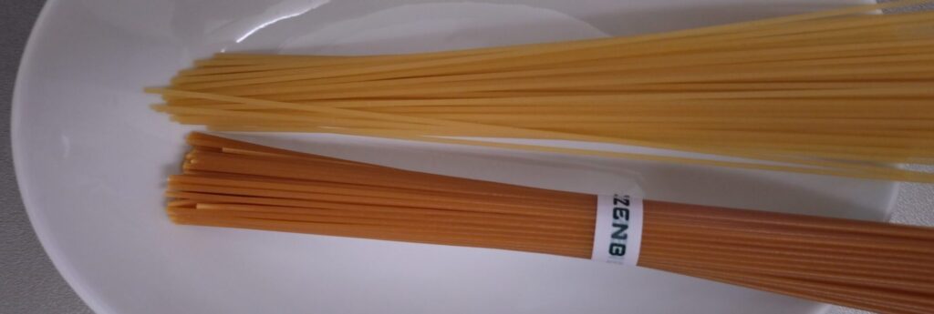 ZENBヌードル丸麺と普通のパスタを並べた色の比較