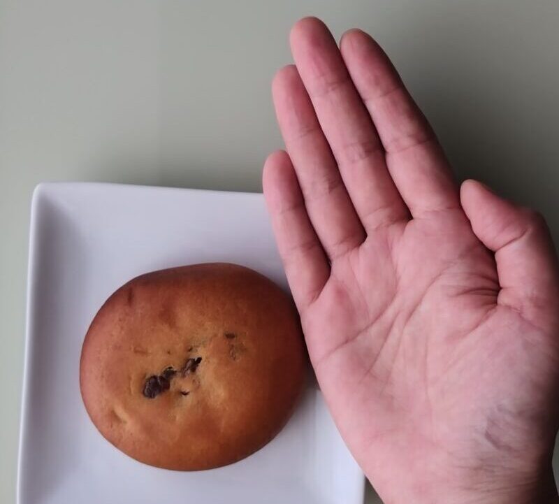 ZENBブレッド 北海道産金時豆をお皿に出し、手のひらと並べて大きさを比べた写真