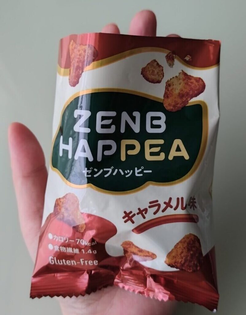 ZENBハッピー キャラメル味の袋を、手のひらと並べて大きさを比べた写真
